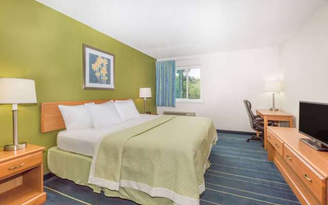 Days Inn & Suites by Wyndham Bridgeport - Clarksburg