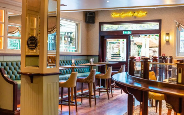 Harcourt Hotel