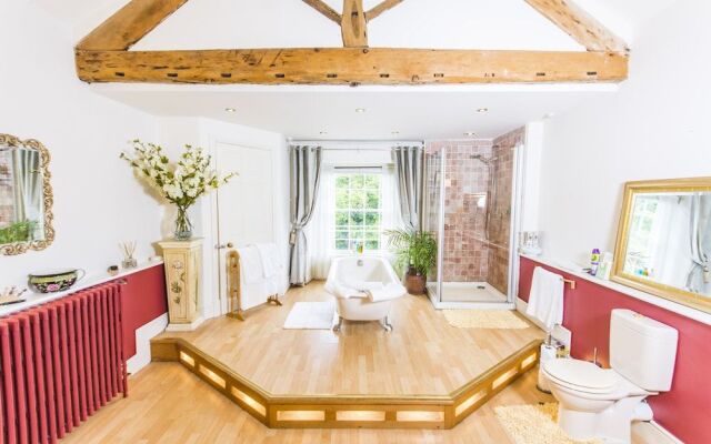 Cornerstones, 16th Century Luxury Self Catering House overlooking the River Dee