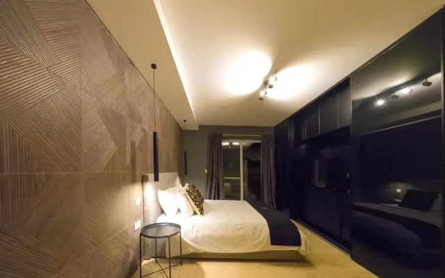 Comfortable Home With hot tub and Communal Pool