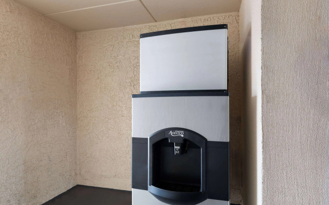 Super 8 by Wyndham Paducah I-24 Exit 4