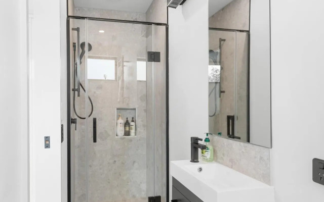 Deluxe Downtown Residence 3 Bed 3 Bath