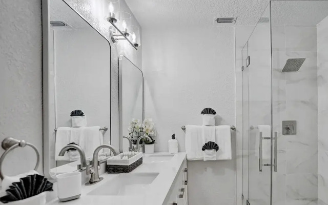 Modern Chic 7-BR with Pool & Gameroom