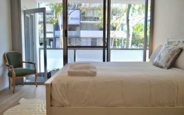 Luxurious 3 Bedroom Apartment With Parking Near CBD