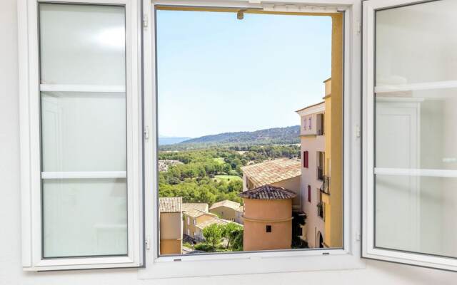 Charming Apartment in Mallemort with Swimming Pool