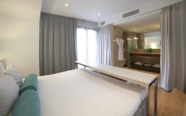 Petit Palace Hotel Tres