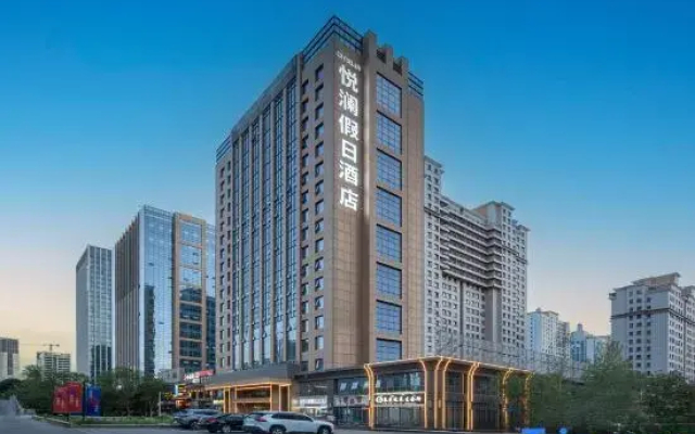 Yuelan Holiday Hotel (Urumqi High-Speed Railway Station)