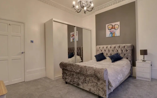 Newly-refurbed 2-bed Flat in Blackheath