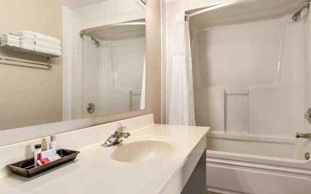 Travelodge Kingston LaSalle Hotel