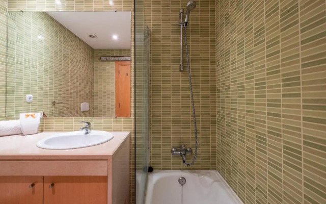 #069 Stunning Flat Near New Town w Pool View