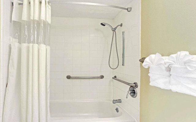 Howard Johnson by Wyndham Tropical Palms Kissimmee
