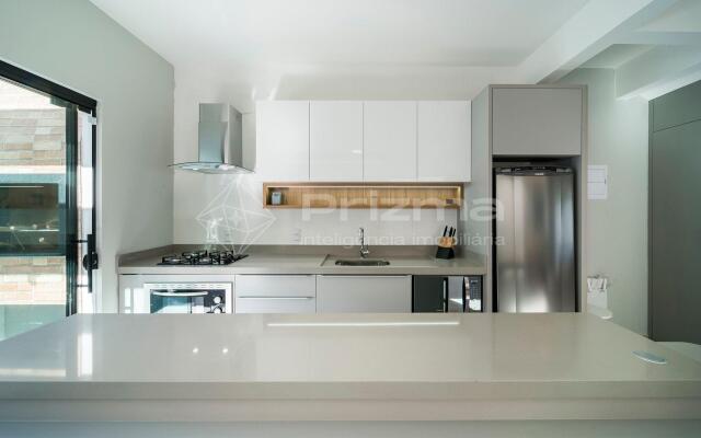 Lindo duplex geminado na Praia de Mariscal.