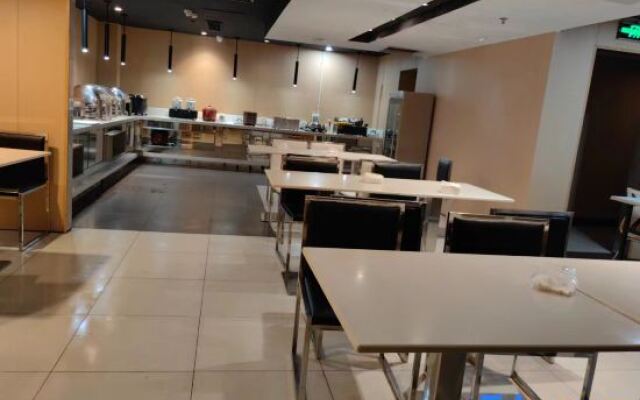 Jifen Qingchen Hotel (Yongkang Jiuling West Road Baolong Plaza)