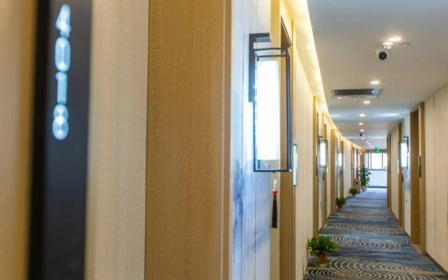 Qingmu Select Hotel (The Sun Yat-sen Mausoleum Qilin Arch)