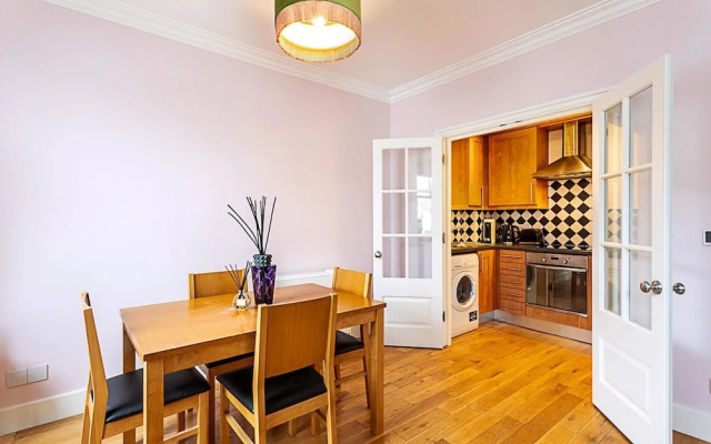 Chic Gunter Grove Flat - London Retreat