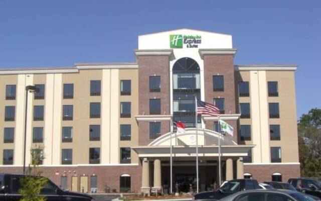 Holiday Inn Express Fayetteville Airport