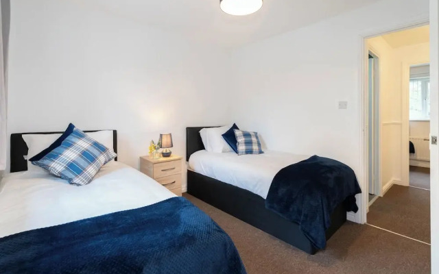 2 Bed-sleeps 4-private Garden- Free Parking