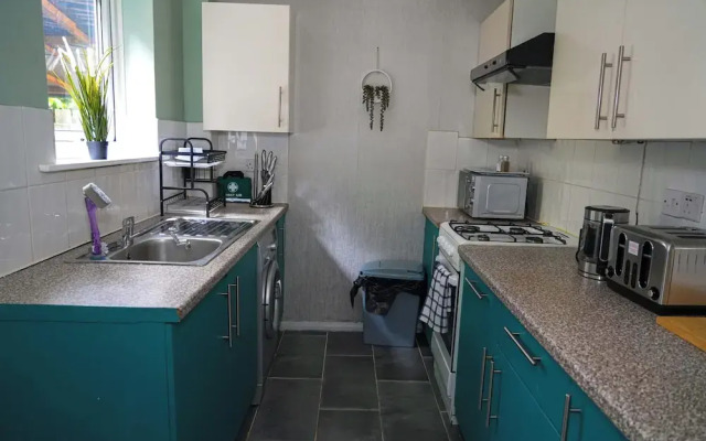 Milton Keynes Home - Sleeps 4 - Parking