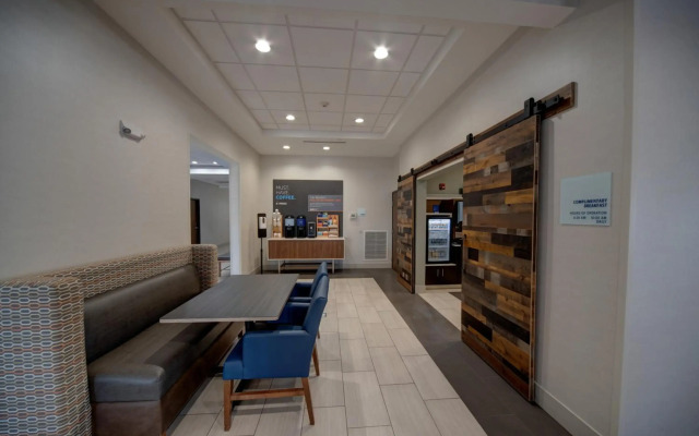 Holiday Inn Express & Suites Yukon by IHG