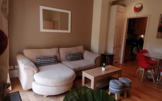 Bright Clapham flat with private garden, sleeps 4