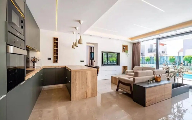 Villa Alpha - Four Bedroom Villa With Swimming Pool