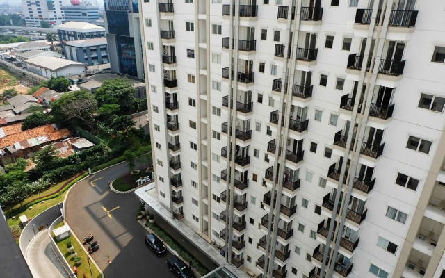 Cozy 1BR at Signature Park Grande Apartment near MT Haryono By Travelio