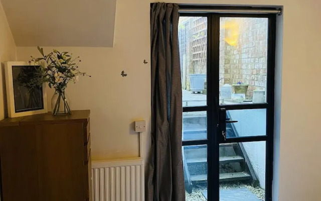 Modern, Quiet Garden Flat in Heart of Wimbledon