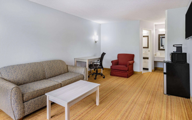 Days Inn & Suites by Wyndham Williamsburg Colonial