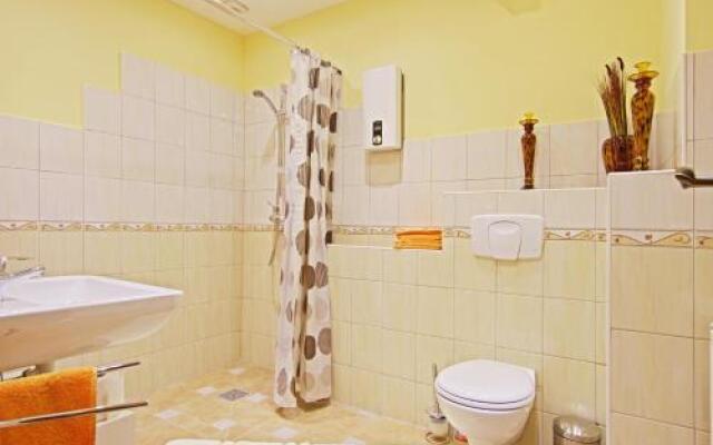 3 Private Rooms, 4 Persons (5403)