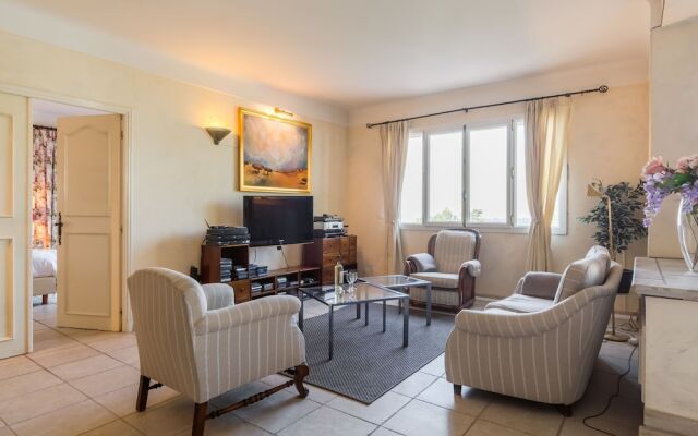 Spacious Villa in La Gaude With Swimming Pool