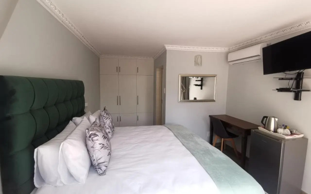 Lucolo Palace B&B - East London
