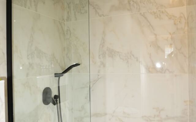 Luxury Suites with JACUZZI by Sea&theCity