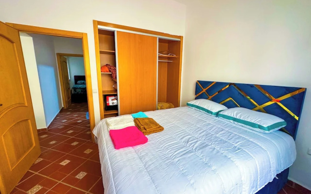 Apartment with pool direct access to sea