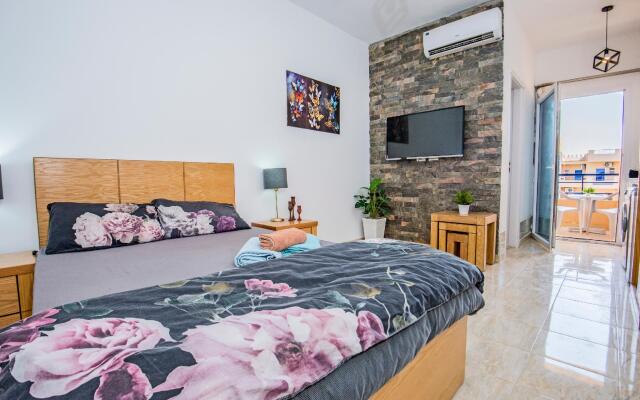 Pool View ★ Top Floor Balcony ★ Kitchen ★ Washing