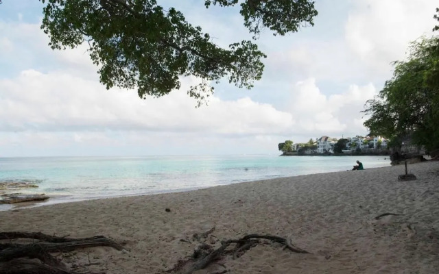 Two Bedroom Apartment With Pool Located Near the Beach and Kensington Oval