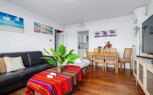 Amazing 2 Bedroom Flat in East London, Fits 5