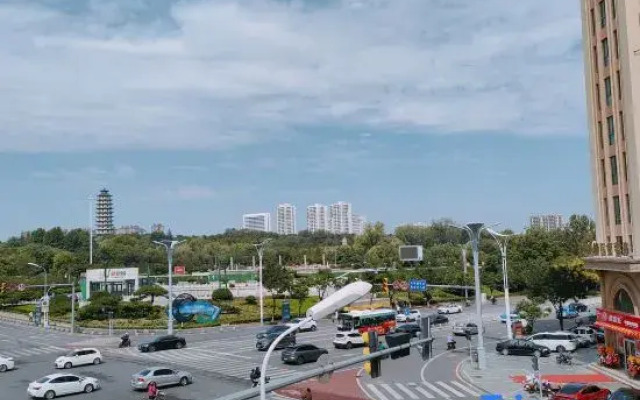 Yishui 1+1 Suxiang Light Luxury Hotel