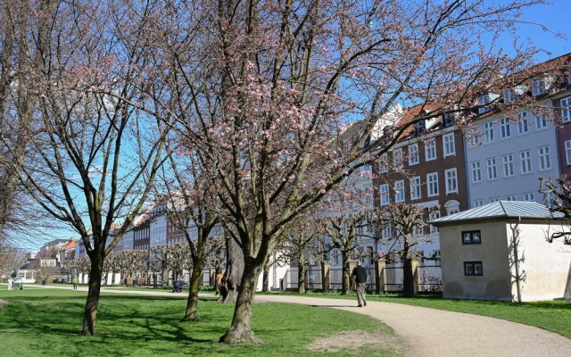 Sanders Penny - Cute 2-bdr Apt in City Center