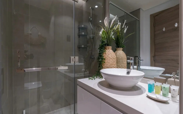 Stunning Apt Marina view with Balcony