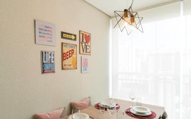 UB907 Charme urbano em loft com bar panorâmico!