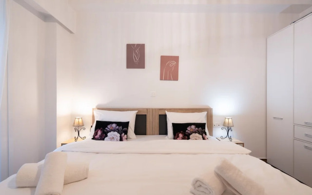 Elegant And Fresh Apt In Hip Pagrati