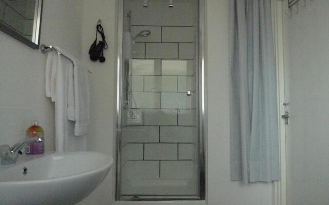 Whole Apartment With Balcony, Breakfast & Parking