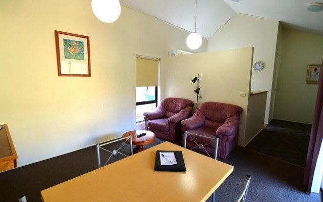 Executive Hideaway Motel