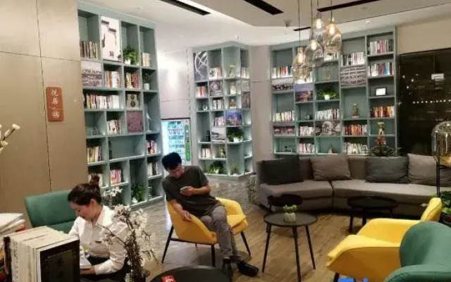 Ease Hotel · Qu (Wuhan Guanggu Square Yangjiawan Subway Station)