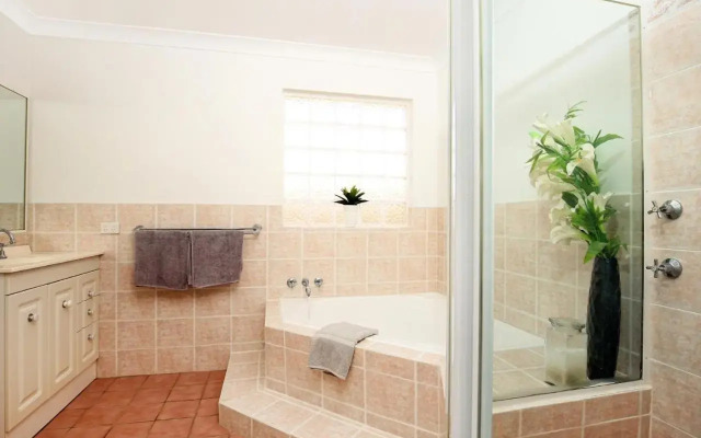 Kingfisher - Pet-Friendly - 10 Mins to Hyams Beach