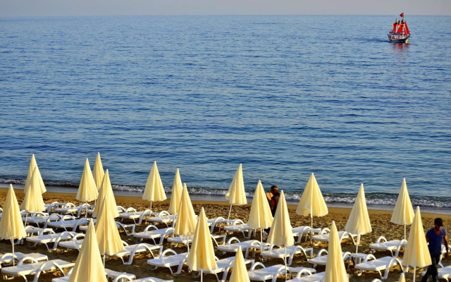 Azura Deluxe Resort & Spa