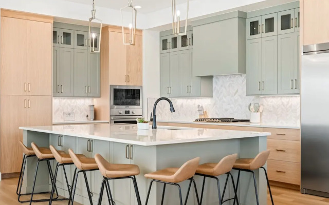 Green Acres 8 Bedroom Townhouse