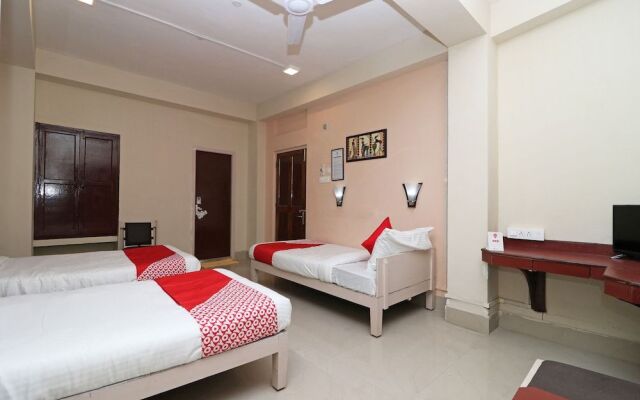 OYO 7933 Hotel Trimurty International