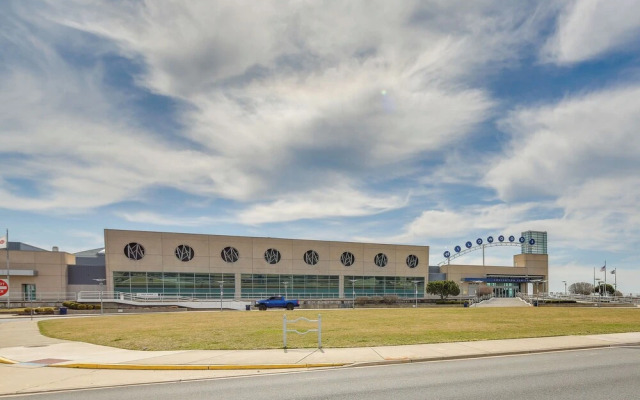 Wildwood Apartment - Porch & Enclosed Sunroom!