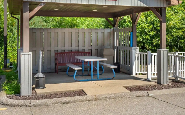 Red Roof Inn Erie – I-90